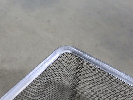 Mesh basket edging machine